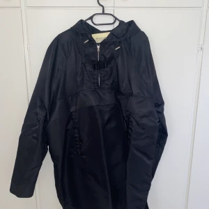 1017 ALYX oversized rain pullover  - Alyx oversized rain pullover in Size L in black. In amazing condition. Features front pocket below the buckle. Only worn a handful of times. Comes with tags, sold out everywhere. Retail price is 4,488 SEK.Will ship out the same or next day.