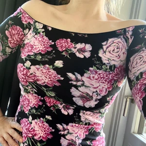 Oanvänd tröja från Lovely Bow  - Passar XS eller en liten S. Hämtas i Hornstull eller skickas mot fraktkostnad (51kr spårbart) 🌸