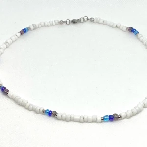 Halsband  - Av glaspärlor, handgjord med rostfritt stål detaljer. Längd: 40,5 cm Skickas med porto + 13kr