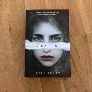 Slated - Säljer boken slated av Teri Terry. Oläst och i nyskick. Köparen står för frakten 