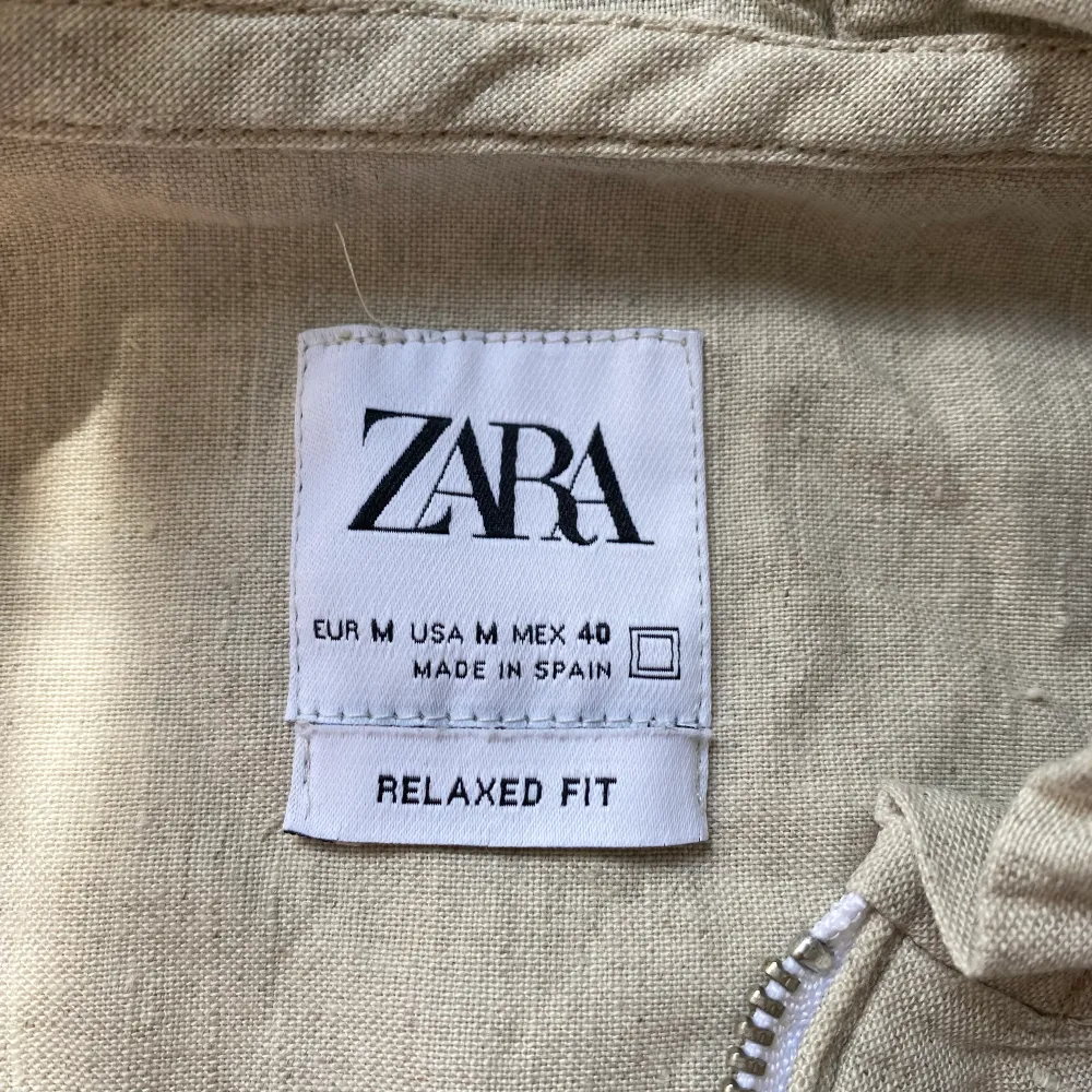 Vet inte vad jag ska kalla det här plagget men en tunn tröja från Zara som är sjukt skönt att ha på sig på sommaren . Skjortor.