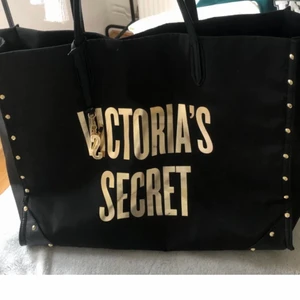 Väska från Victorias secret - Säljer denna stora väska från Victorias secret. Den är sällan använd och är i bra skick. Säljer för 200kr + 59kr frakt. 