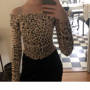 Tröja från ginatricot  - Säljer denna jättefina tröja från ginatricot i storlek xs. Den är sällan använd och är i bra skick. Säljer för 50kr + 40kr frakt.