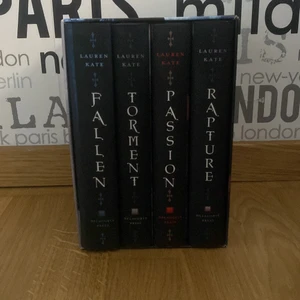 Fallen (böcker) - Säljer hela min fallen serie, då jag inte läser den. Den står bara och samlar damm. Köpte för 200kr.