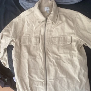 Jacka - Säljer den hår jackan som aldrig använts från hm. 