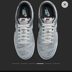 NIKE DUNK LOW COPY/PASTE - Ett par väldigt unika och fina skor av dunk. Storlek 42 köpta vis snkrs appen. 