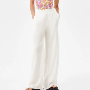 Crêpebyxor - Helt oanvända superfina byxor ifrån bershka. Långa ben!