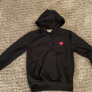 Cdg hoodie - Svart färg, inga skador, aningen liten i storleken