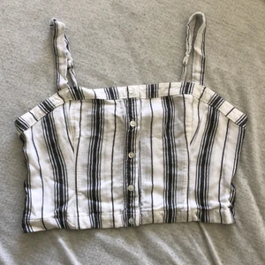 Hollister Topp - En helt oanvänd topp från hollister i storlek L, men skulle säga att den passar S och M också. Ärmarna är justerbara. 