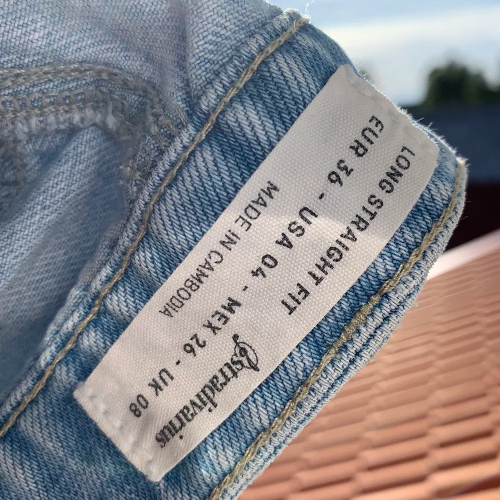 Egenklippta shorts (därav pris) från ett par straight leg stradivarius jeans. väldigt fin färg och trevlig passform, tyvärr för små för mig. Skriv vid frågor!💚. Shorts.