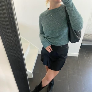 Stickad tröja - Jättefin grön stickad tröja från vero Moda med lappen kvar. Köpt för 299kr och lite stor i storleken. Skickas med PostNord, frakten ingår ej i priset.