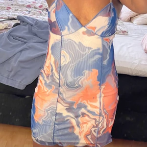 Klänning bershka  - Klänning från bershka i storlek L. Har vanligtvis storlek M så skulle passa dig som har storlek M. 🧚🏿‍♀️