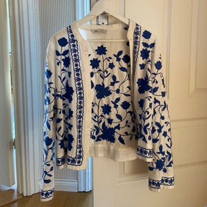 Blus i fint mönster  - jättesöt blus i strl XXL men jag är vanligtvis M/L och den passar bra/lite luftig 