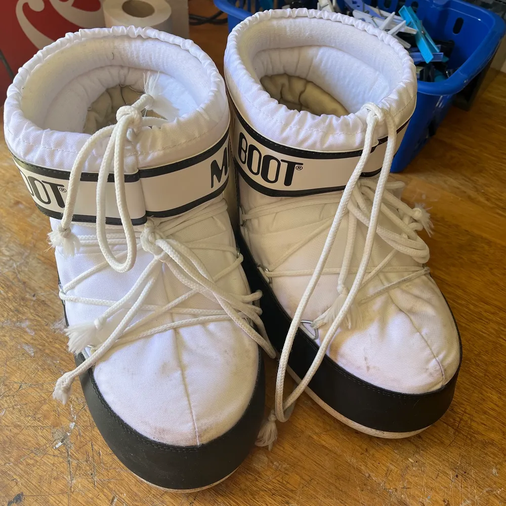 Säljer mina coola moon boots som är sparsamt använda. ✨✨ NYPRIS: 1345kr . Skor.