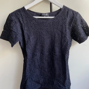 Spets topp - Svart topp i spetsmaterial. Köpt second hand i storlek M  (liten i storleken). Hör av dig vid intresse!