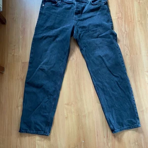 Svarta Jeans - Ett par riktigt snygga jeans från sweet sktbs, säljer pga att de inte passar i midjan längre, 36 i midjan men är osäker på längden kanske 34-36