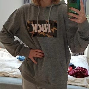 Hoodie - Superfin grå hoodie i fint skick. Gratis frakt✉️storlek L