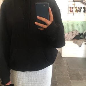 Vanlig svart hoodie från hm storlek xs - Jätte skön hoodie från hm, har inte kommit till användning💖💓 är från herravdelningen därför är den xs men den passar M också 