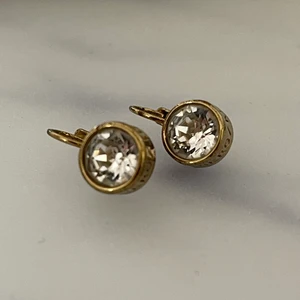 Örhängen  - Ett par hängande guld örhängen, suuuuper fina till allt. Säljer då jag inte får användning av dem<3🤍