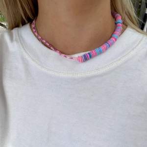 Supergulligt somrigt pärlhalsband! 🌸💗 Gjord med elastisk tråd. Frakt 13kr om du betalar med Swish! 😇