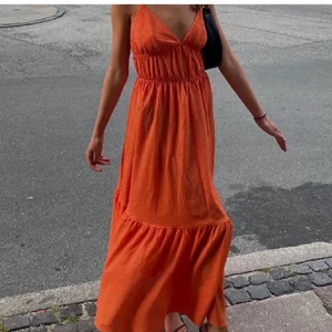 HM klänning - Säljer nu denna magiska klänning från HM, perfekt till sommaren! Helt slutsåld! Endast använd en gång. Passar mindre storlekar ön 40 också! Säljer endast vid bra bud så buda på🙌💋 Höj budet med 20kr för giltigt bud.Första bilden är lånad!