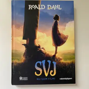 Spännande barnbok av Ronald Dahl. Drygt 200 sidor med relativt stor text och intressanta bilder! I mycket gott skick!