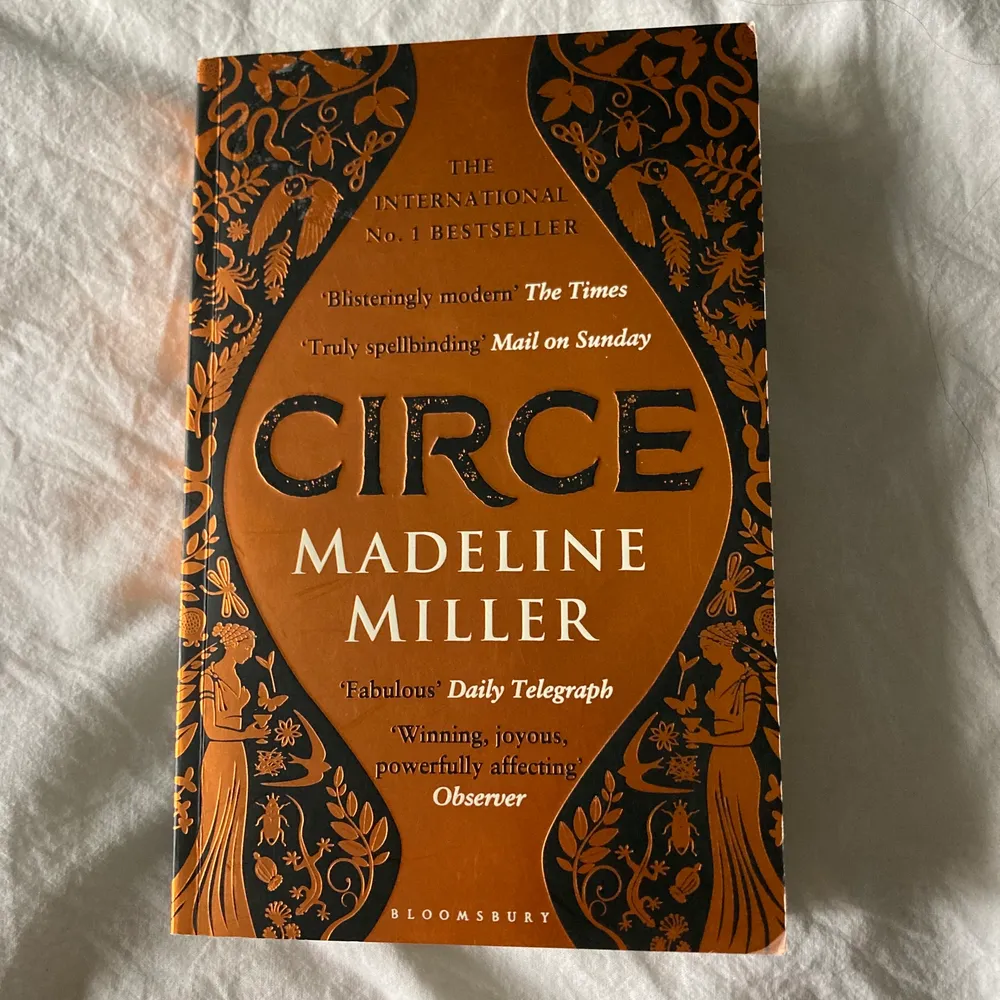 Circe av Madeline Miller har vunnit priser så som ‘Goodreads Choice Awards, Best Fantasy’ och är en otrolig vacker skriven bok om häxan Circe inom grekisk mytologi. Boken är aningen trasig på bokryggen, annars i fint skick.. Övrigt.