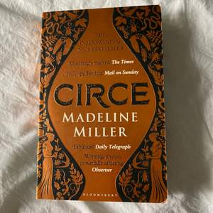 Circe av Madeline Miller har vunnit priser så som ‘Goodreads Choice Awards, Best Fantasy’ och är en otrolig vacker skriven bok om häxan Circe inom grekisk mytologi. Boken är aningen trasig på bokryggen, annars i fint skick.