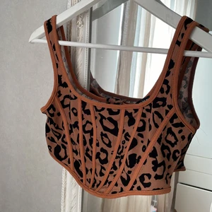 Korsett topp - Säljer denna korsett topp med leopard mönster, aldrig använd. Storlek S, passar också xs. Säljer för 25kr + frakt 