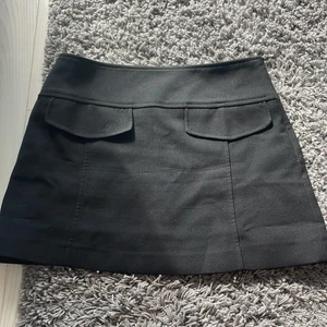 Svart zara kjol - Nu har jag valt att sälja min helt nya kjol som jag aldrig använt då den bara inte kommit till användning, prislappen är kvar och jag köpte den för 299kr på zara butiken. Det är en strl m men sitter mer som en strl s💓💓