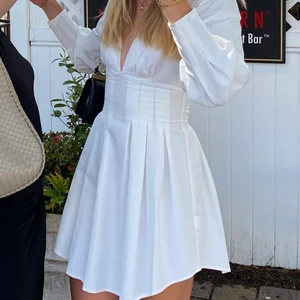 Sommar klänning - Använd 1 gång. Säljes för 300. Skriv om du vill mötas upp innan midsommar:)