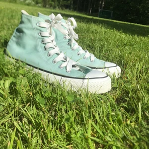 Blue sky converse, chuck taylor all star - Dom är väldigt rena och jag köpte dom för ett par år sen och har använt dom en eller två gånger så dom är väldigt rena jag kan tänka mig att mötas upp för skorna nånstans i Skellefteå. 