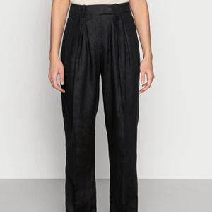 Arket linne/tygbyxor - Svarta tyg/linnebyxor från märket Arket. Svart färg. Storlek 34.  Kostade 779kr nypris, mitt pris är 350kr. Aldrig använda!