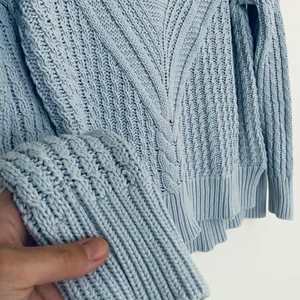 Stickad tröja - Super fin stickad blå tröja. Säljes då den är lite för liten. Har en oversized passform men är lite för liten över axlarna på mig. 