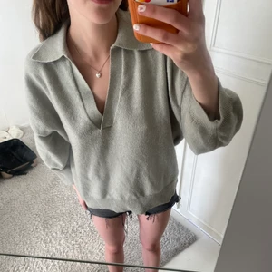 Stickad tröja  - Super skön och söt stickad tshirt med tre kvarts ärmar. Slutsåld från h&m. 