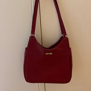 Röd handväska - Fin röd handväska, nästan aldrig använd! Perfekt storlek.