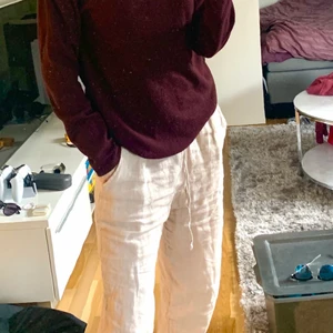 Röd stickad tröja - Säljer denna stickade tröja från H&M. Den är mörkröd och stor i storleken, mer mot S/M än xs. Skriv för fler bilder eller frågor