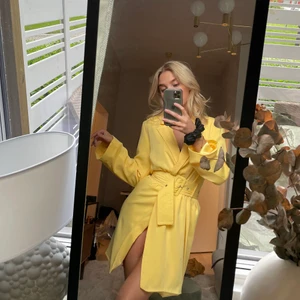 Kavajklänning - Vacker kavajklänning, sparsamt använd💞