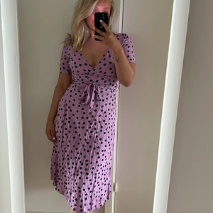 Sommarklänning  - Lila prickig klänning från nakd i storlek 36 💜 Har sytt lite i den då den sprack i sidan, dock inget som syns när man har på sig den då man knyter bandet över.  I priset ingår frakten! 