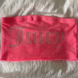 Säljer en rosa juicy couture tube top med rhinestones som inte kommer till användning längre. Köpte för ungefär 300kr men säljer för billigare pga två jättesmå fläckar (sista bilden) som knappt syns, kontakta vid intresse💕