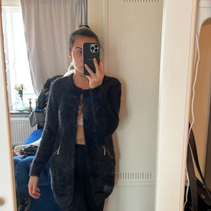 Fluff kofta  - Köpt i Spanien, guld detaljer. Aldrig använd. 