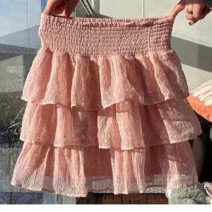 Jättesöt kjol från Lindex barnavdelning, passar flera storlekar och är väldigt bra skick ❤️ (lånad bild)