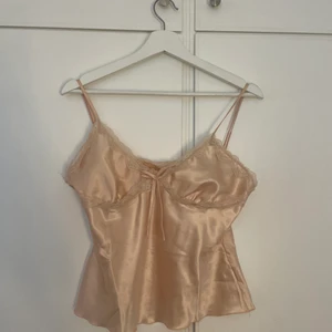 Beige set i strl M. SÄLJER I SET - Från SHEIN, i bra material men använder aldrig. SÄLJER SETET TILLSAMMANS