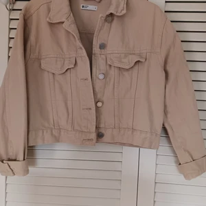 Jeans jacka  - Jeans jacka i oversize modell från ginatricot  Beige färg