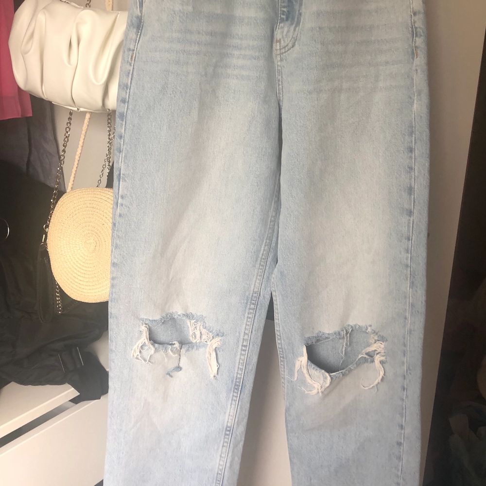 Jeans i modellen 90s High Waist, i färgen sky blue med hål på knäna från Ginatricot. Använda 1 gång. Säljer då de inte är min stil. Strl 32 men passar även mig som har 34/xs-36/s i jeans. . Jeans & Byxor.