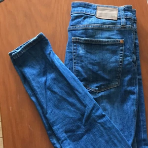 Lager 157 skinny blåjeans stl L - Knappt använda!! Denna modell har hål vid knäna! <3
