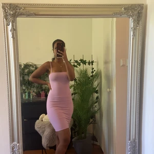 Forever21 kort klänning i lila/rosa (lilac) - Plagget är köpt för ungefär 2 år sedan, endast använd 2 ggr. Bomullsmarerial och superstretchig.