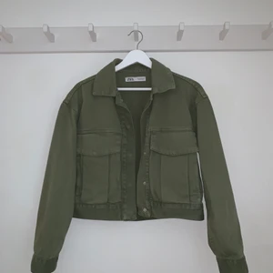 Grön jacka zara  - En militärgrön jacka i xs från zara, har en halvcroppad modell, går ner till midjan. Fint skick!