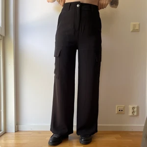 Cargo byxor weekday  - Cargo byxor i tunt härligt material från weekday. Storlek 36, lite stora i storleken så passar perfekt på någon som brukar ligga runt 36/38. Jag är 163 lång som referens. Helt oanvända! Dma för fler bilder 🖤
