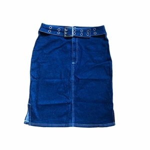 Jeanskjol 90s - Söt jeanskjol 🦋 med dragkedja, hjärtknappar och bälte.   97% bomull 3% elestan  Storlek S/M